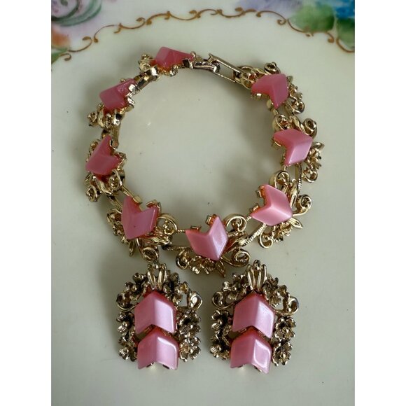 Vintage 60's Pink Thermoset Chevron Shaped Bracelet and Earring Set - Picture 5 of 9